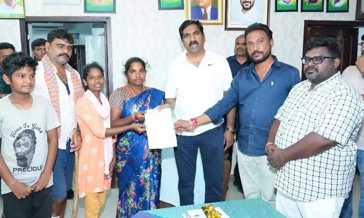 Telangana: विधायक केआर नागराजू ने जरूरतमंद परिवार की मदद के लिए बढ़ाया हाथ