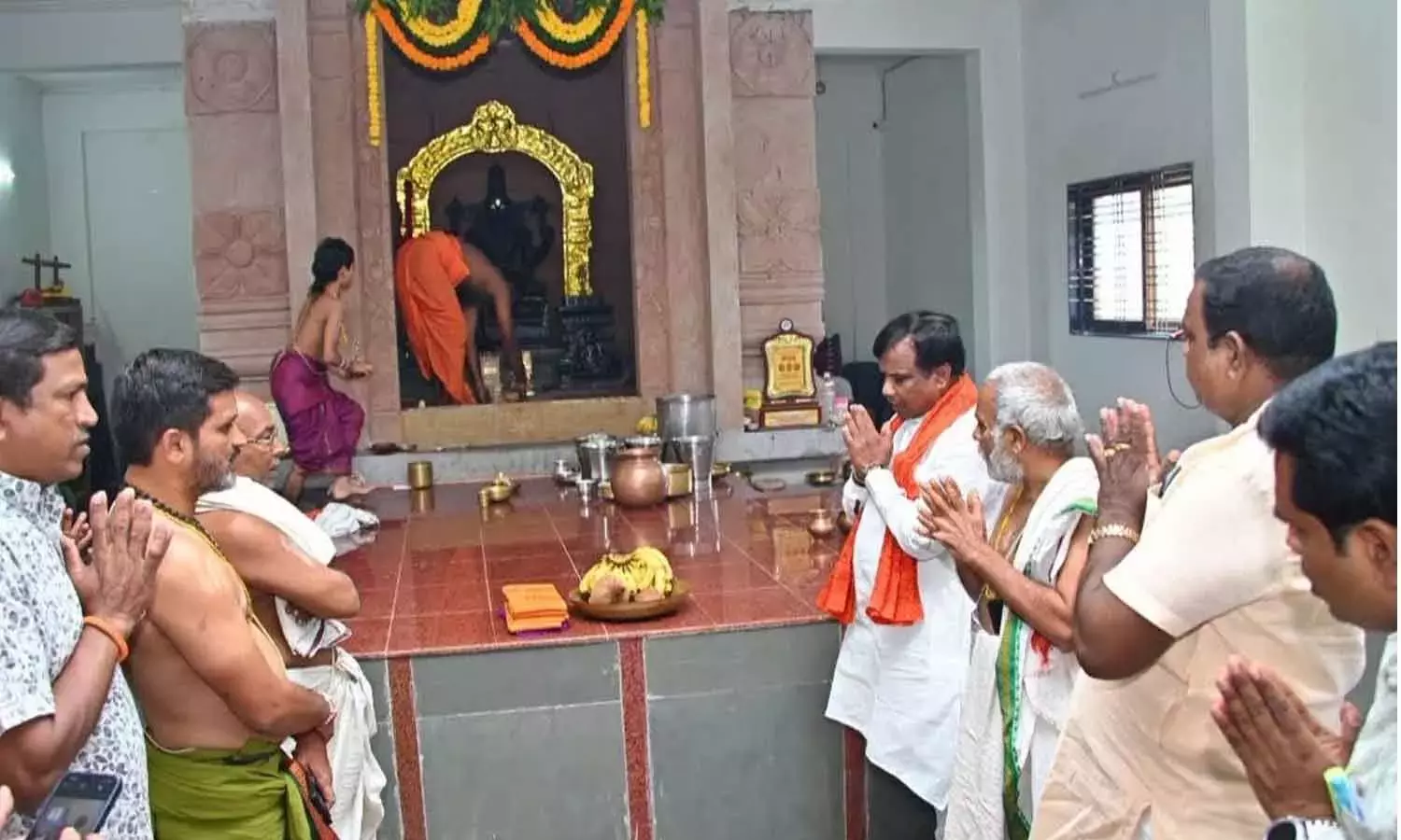 Telangana: विधायक धनपाल ने राघवेंद्र स्वामी मंदिर के विकास के लिए समर्थन का भरोसा दिया