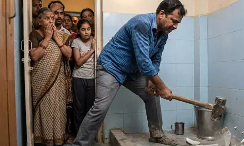 घर के टॉयलेट में छिपा था 6 फीट लंबा कोबरा, फुफकार सुनकर परिवार में मचा हड़कंप घर के टॉयलेट में छिपा था 6 फीट लंबा कोबरा, फुफकार सुनकर परिवार में मचा हड़कंप