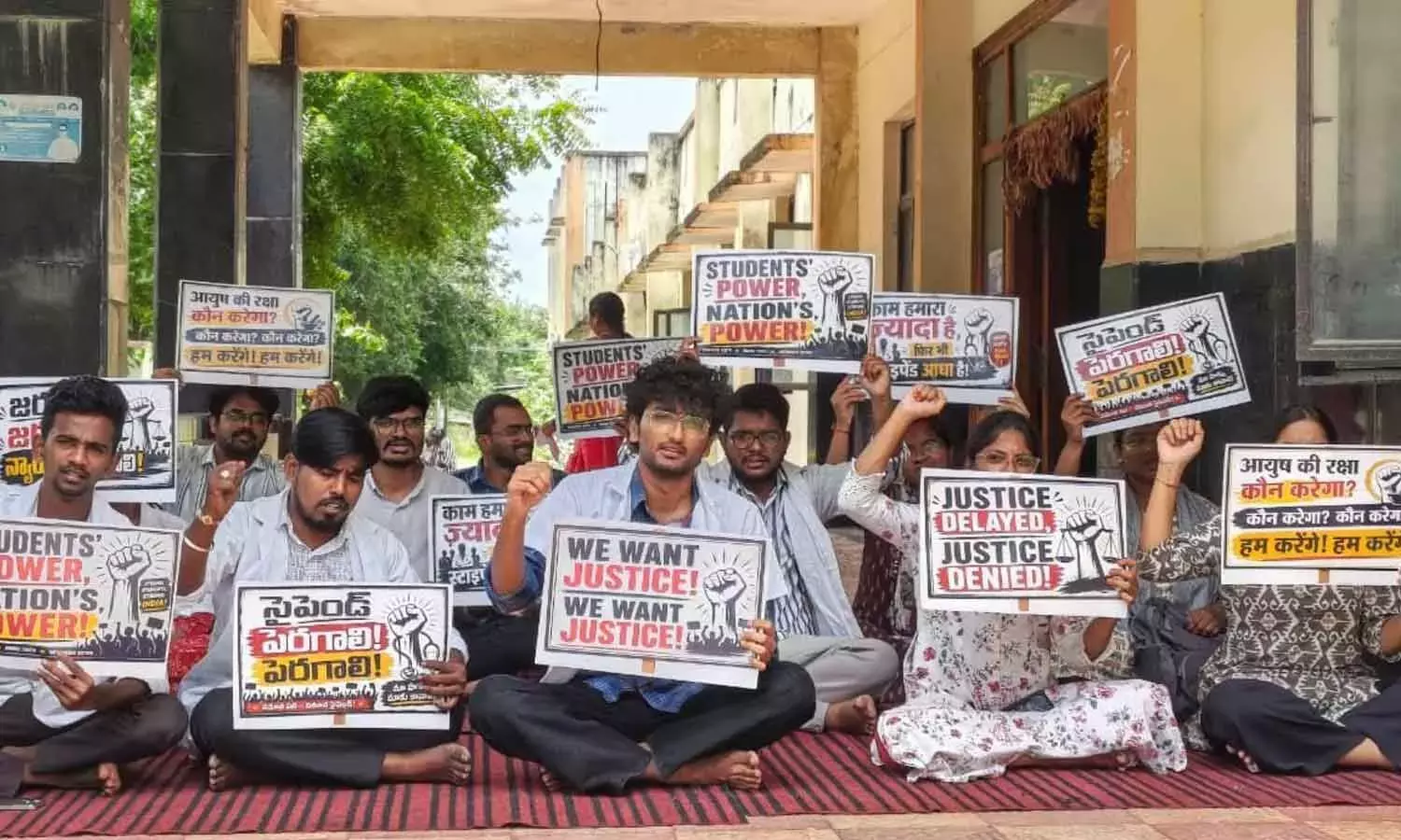 Telangana: आयुष स्टाइपेंड में समानता की मांग को लेकर चल रहा विरोध प्रदर्शन 26वें दिन में प्रवेश कर गया Telangana: आयुष स्टाइपेंड में समानता की मांग को लेकर चल रहा विरोध प्रदर्शन 26वें दिन में प्रवेश कर गया