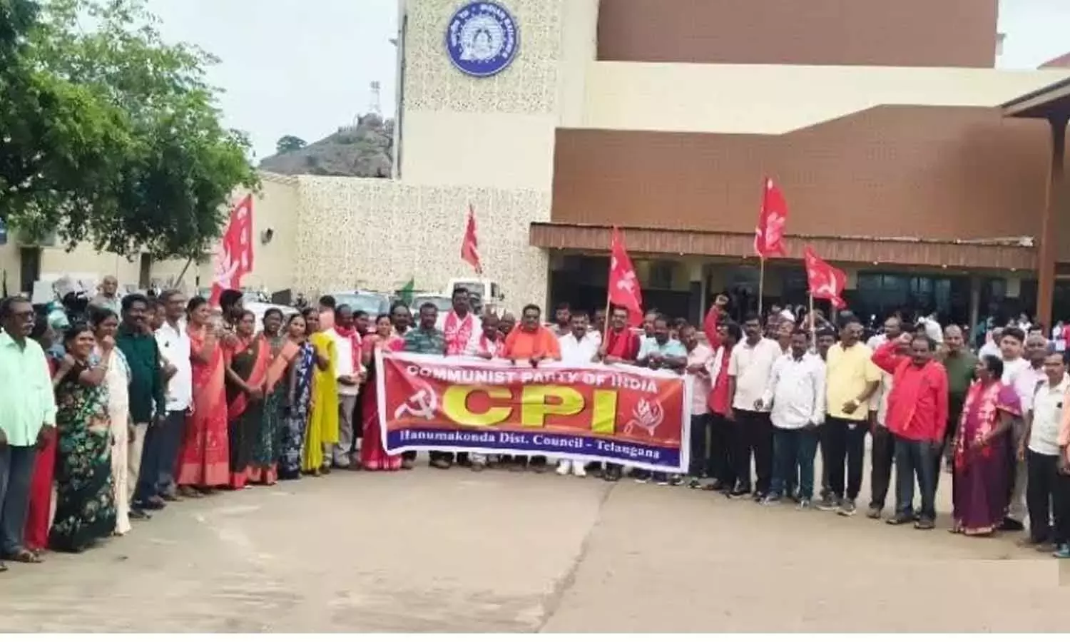 CPI नेता केंद्र की नीतियों के खिलाफ आवाज़ उठाने के लिए दिल्ली रवाना हुए CPI नेता केंद्र की नीतियों के खिलाफ आवाज़ उठाने के लिए दिल्ली रवाना हुए