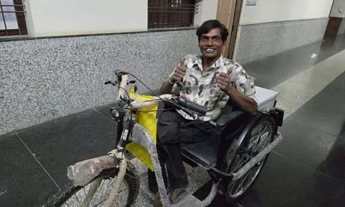 जनदर्शन में दिव्यांग गौतम को मिली मोटराइज्ड ट्राई साइकिल जनदर्शन में दिव्यांग गौतम को मिली मोटराइज्ड ट्राई साइकिल