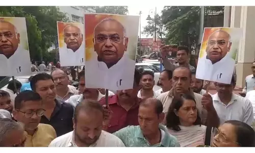 उत्तराखंड कांग्रेस का हल्ला बोल, BJP अध्यक्ष के बयान को लेकर सड़कों पर उतरे कार्यकर्ता उत्तराखंड कांग्रेस का हल्ला बोल, BJP अध्यक्ष के बयान को लेकर सड़कों पर उतरे कार्यकर्ता