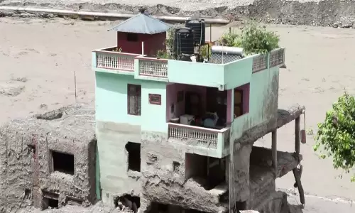 नेपाल बाढ़ में तबाही के बीच बचा एक घर नेपाल बाढ़ में तबाही के बीच बचा एक घर