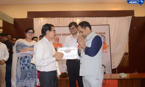 कलेक्टर और नगर निगम आयुक्त ने रिटायर्ड हुए अधिकारी-कर्मचारी का किया सम्मान, दी विदाई कलेक्टर और नगर निगम आयुक्त ने रिटायर्ड हुए अधिकारी-कर्मचारी का किया सम्मान, दी विदाई