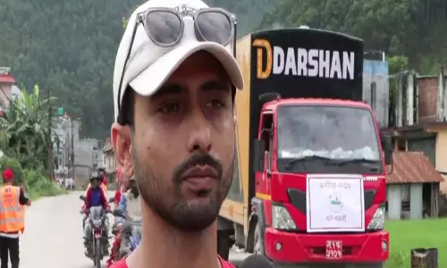 नेपाल बाढ़ पीड़ितों की मदद में जुटे NGO राहत सामग्री पहुंचा रहे