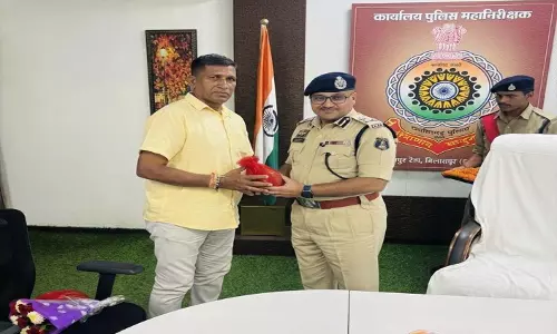 बिलासपुर रेंज IG ने नगर सैनिक व्यासनारायण जायसवाल को दी भावभीनी विदाई बिलासपुर रेंज IG ने नगर सैनिक व्यासनारायण जायसवाल को दी भावभीनी विदाई