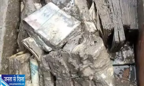 तबाही के बीच बड़ा रेस्क्यू बाढ़ में फंसा कैश और सोना सुरक्षित निकाला गया तबाही के बीच बड़ा रेस्क्यू बाढ़ में फंसा कैश और सोना सुरक्षित निकाला गया