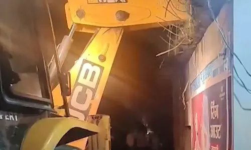 पटाखा फैक्ट्री ब्लास्ट के बाद, आदिल के अवैध गोदाम पर चला बुलडोजर पटाखा फैक्ट्री ब्लास्ट के बाद, आदिल के अवैध गोदाम पर चला बुलडोजर
