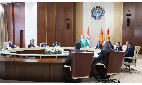 मोदी और जपारोव ने भारत-किर्गिस्तान रिश्ते मजबूत करने पर जताई सहमति मोदी और जपारोव ने भारत-किर्गिस्तान रिश्ते मजबूत करने पर जताई सहमति