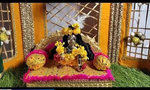 ठाकुर जी के शृंगार में नया बदलाव इस इत्र से बढ़ेगी दिव्यता ठाकुर जी के शृंगार में नया बदलाव इस इत्र से बढ़ेगी दिव्यता