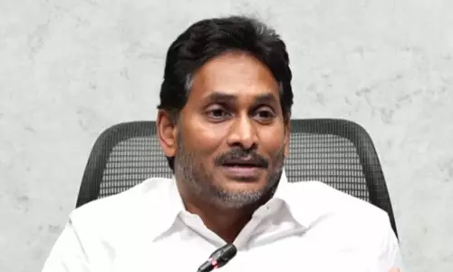 श्रेय चुराने का आरोप लगाकर जगन ने साधा निशाना श्रेय चुराने का आरोप लगाकर जगन ने साधा निशाना