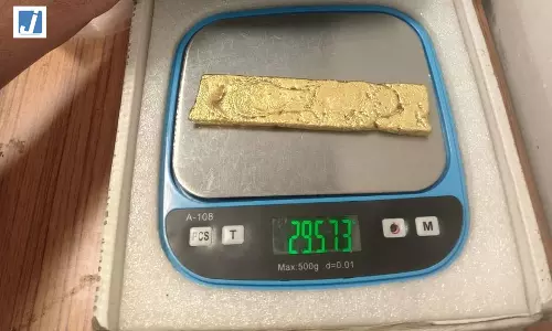 अंडरवियर में छिपा था सोने का राज, एयरपोर्ट पर तस्कर का प्लान फेल अंडरवियर में छिपा था सोने का राज, एयरपोर्ट पर तस्कर का प्लान फेल