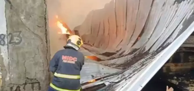Mumbai: स्पंज बनाने वाली कंपनी में आग से मचा हड़कंप, नवी मुंबई में बड़ा हादसा टला Mumbai: स्पंज बनाने वाली कंपनी में आग से मचा हड़कंप, नवी मुंबई में बड़ा हादसा टला