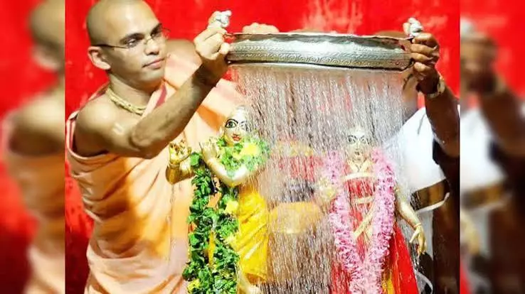 कृष्ण जी की पूजा और गंगाजल से जुड़ा धार्मिक रहस्य कृष्ण जी की पूजा और गंगाजल से जुड़ा धार्मिक रहस्य
