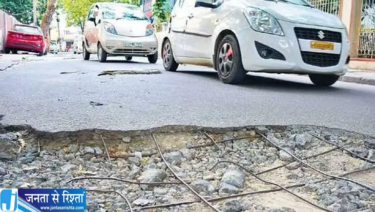 बेंगलुरु में सड़क कचरे और ट्रैफिक का संकट बेंगलुरु में सड़क कचरे और ट्रैफिक का संकट