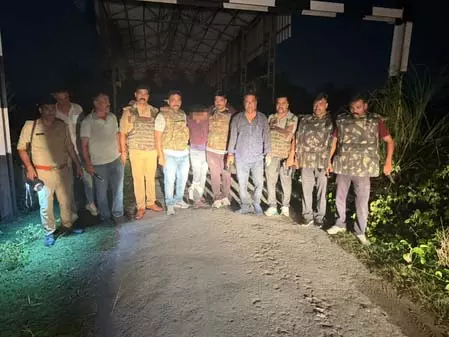 कुशीनगर में 50 हजार का इनामी बदमाश मुठभेड़ में गिरफ्तार, पैर में लगी गोली कुशीनगर में 50 हजार का इनामी बदमाश मुठभेड़ में गिरफ्तार, पैर में लगी गोली