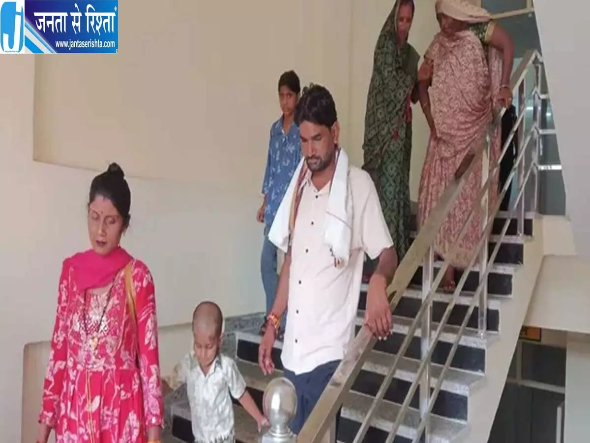 मैनपुरी में 4 करोड़ की क्रिटिकल केयर यूनिट की लिफ्ट खराब मरीज परेशान मैनपुरी में 4 करोड़ की क्रिटिकल केयर यूनिट की लिफ्ट खराब मरीज परेशान
