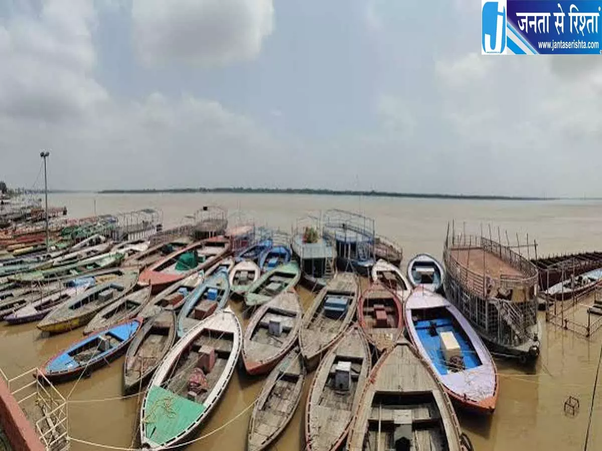 वाराणसी में गंगा उफान पर गलियों में चली नाव बाढ़ का बढ़ा खतरा वाराणसी में गंगा उफान पर गलियों में चली नाव बाढ़ का बढ़ा खतरा