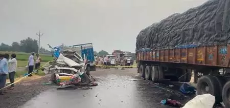 मैक्स पिकअप और ट्रक के बीच जोरदार भिड़ंत, 3 लोगों की मौत 23 घायल मैक्स पिकअप और ट्रक के बीच जोरदार भिड़ंत, 3 लोगों की मौत 23 घायल