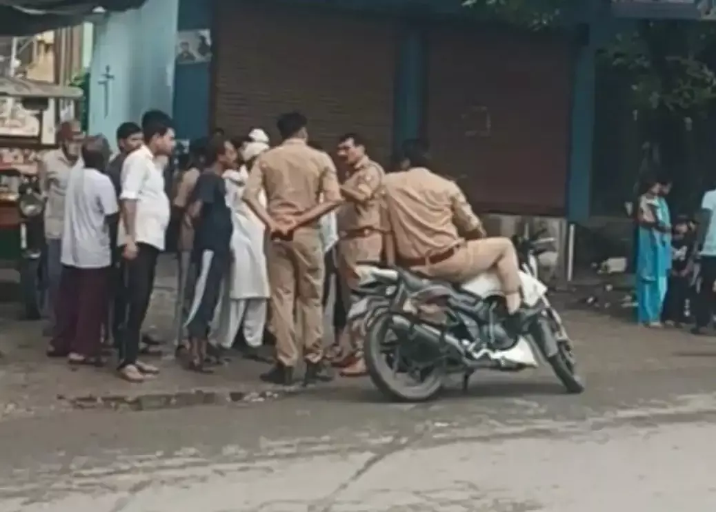 Bijnor: शिव मंदिर के पास फायरिंग से सनसनी, कार सवार युवकों पर पुलिस की नजर Bijnor: शिव मंदिर के पास फायरिंग से सनसनी, कार सवार युवकों पर पुलिस की नजर