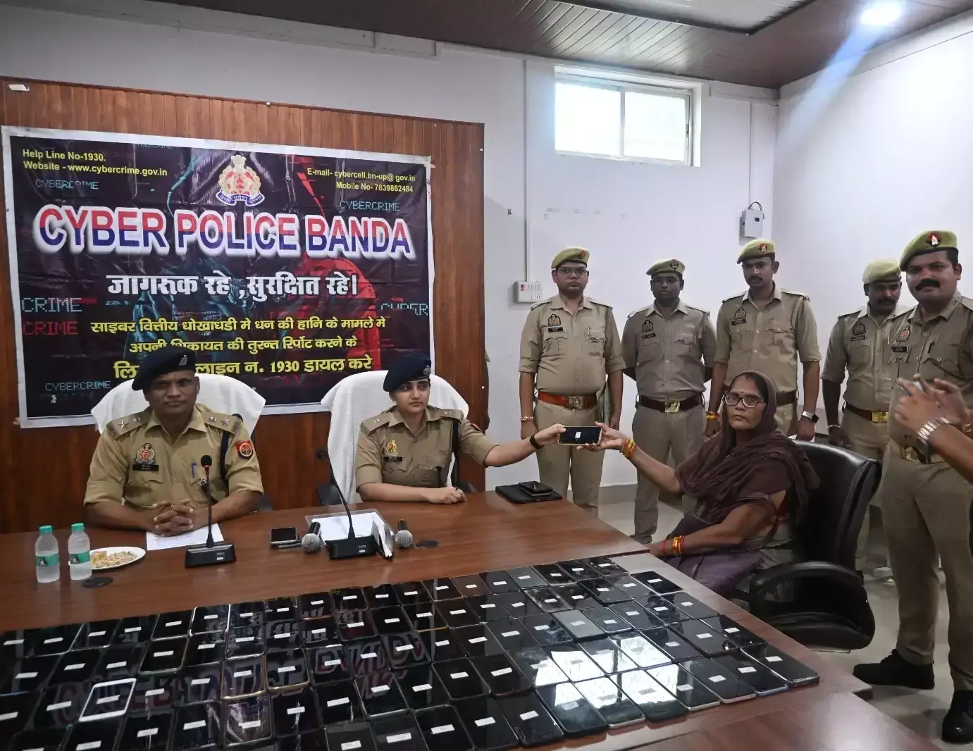 Banda: बांदा में 111 मोबाइल बरामदगी का अभियान सफल, स्वामियों को लौटाए फोन Banda: बांदा में 111 मोबाइल बरामदगी का अभियान सफल, स्वामियों को लौटाए फोन