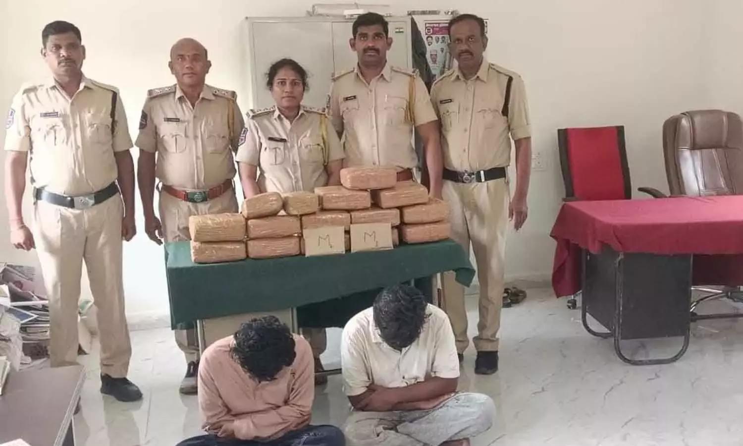 निज़ामाबाद ज़िले में गांजे का ख़तरा फैल रहा निज़ामाबाद ज़िले में गांजे का ख़तरा फैल रहा