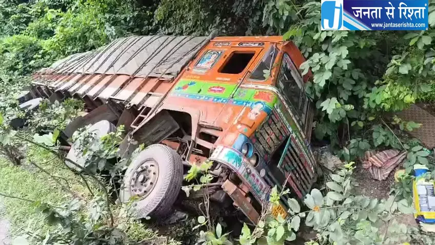 खाई में पलटा मछली लदा ट्रक बड़ा हादसा टला खाई में पलटा मछली लदा ट्रक बड़ा हादसा टला