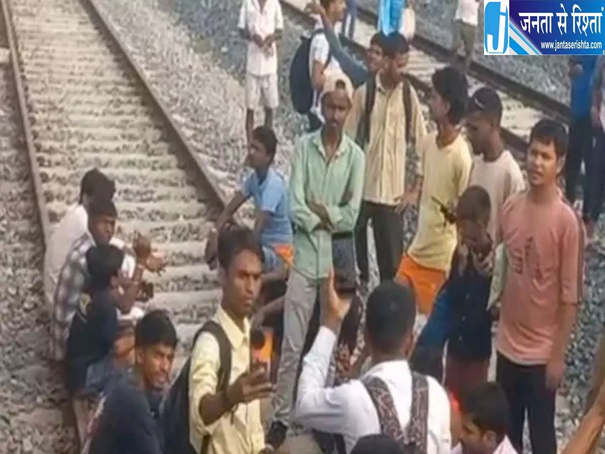 नवादा पटना पैसेंजर में भारी भीड़ यात्रियों ने शेखपुरा में रोकी ट्रेन नवादा पटना पैसेंजर में भारी भीड़ यात्रियों ने शेखपुरा में रोकी ट्रेन