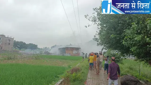 पटाखा फैक्ट्री में आग धमाकों से दहला गांव पटाखा फैक्ट्री में आग धमाकों से दहला गांव