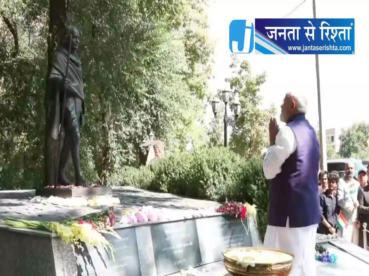 PM मोदी का किर्गिस्तान दौरा: बापू को दी श्रद्धांजलि, प्रवासियों से की चर्चा PM मोदी का किर्गिस्तान दौरा: बापू को दी श्रद्धांजलि, प्रवासियों से की चर्चा