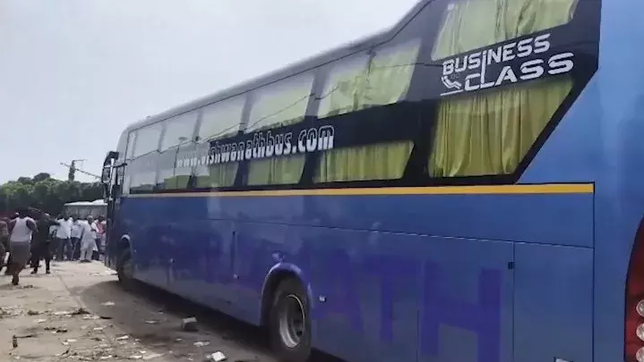 UP: चलती स्लीपर बस में नाबालिग से गैंगरेप, कश्मीरी गेट पर फेंका UP: चलती स्लीपर बस में नाबालिग से गैंगरेप, कश्मीरी गेट पर फेंका