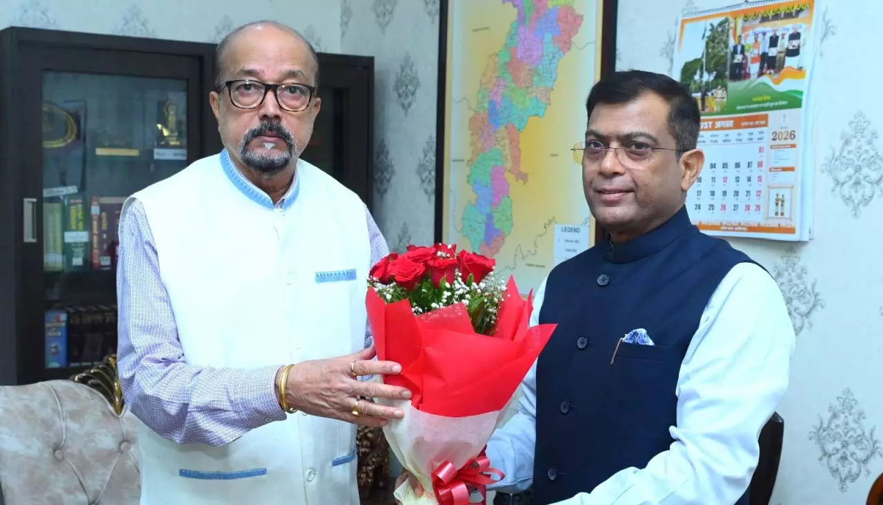 राज्यपाल डेका से राज्य निर्वाचन आयुक्त ने मुलाकात की राज्यपाल डेका से राज्य निर्वाचन आयुक्त ने मुलाकात की