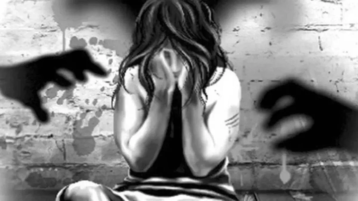 दिल्ली में 16 साल की छात्रा से चलती बस में गैंगरेप, ड्राइवर-कंडक्टर गिरफ्तार दिल्ली में 16 साल की छात्रा से चलती बस में गैंगरेप, ड्राइवर-कंडक्टर गिरफ्तार