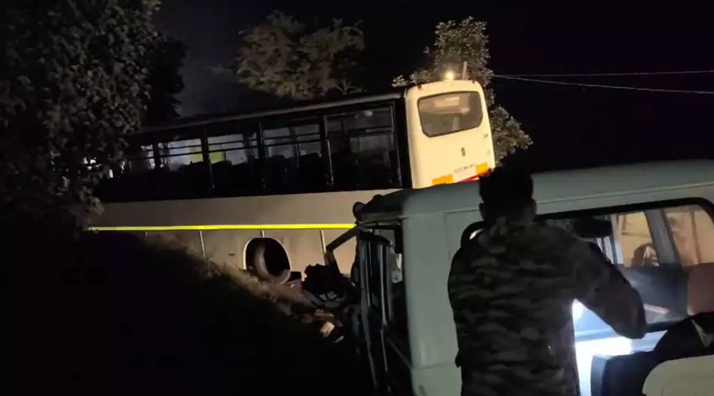 CG Accident: एक की मौत, UP से हैदराबाद जा रही बस हादसे का शिकार CG Accident: एक की मौत, UP से हैदराबाद जा रही बस हादसे का शिकार