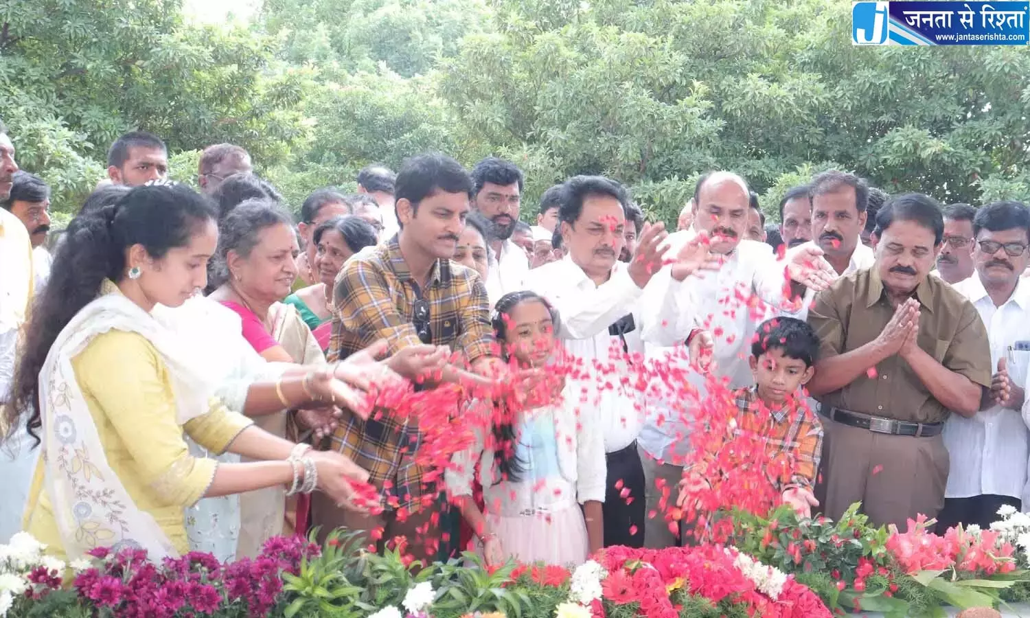 Andhra: पल्ले उमा को उनकी 8वीं पुण्यतिथि पर भावभीनी श्रद्धांजलि दी गई Andhra: पल्ले उमा को उनकी 8वीं पुण्यतिथि पर भावभीनी श्रद्धांजलि दी गई