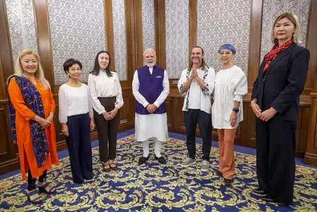 भारत हमारे लिए बड़े भाई जैसा, पीएम मोदी से मुलाकात के बाद बोले किर्गिज नागरिक भारत हमारे लिए बड़े भाई जैसा, पीएम मोदी से मुलाकात के बाद बोले किर्गिज नागरिक