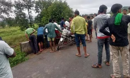 पेड़ से लटका मिला युवक का शव, पुल के नीचे बरामद हुई लाश पेड़ से लटका मिला युवक का शव, पुल के नीचे बरामद हुई लाश