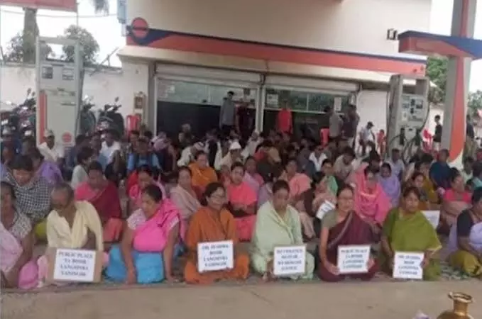 Manipur: थौबल में ऑयल पंप पर ग्रेनेड हमले को लेकर धरना-प्रदर्शन Manipur: थौबल में ऑयल पंप पर ग्रेनेड हमले को लेकर धरना-प्रदर्शन