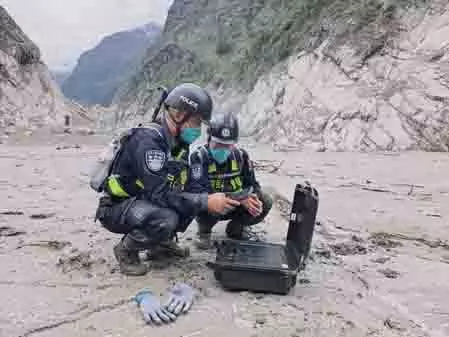 रासुवागढ़ी हाइड्रोपावर प्रोजेक्ट के अंडरग्राउंड पावर हाउस तक नहीं पहुंच पाई रेस्क्यू टीम रासुवागढ़ी हाइड्रोपावर प्रोजेक्ट के अंडरग्राउंड पावर हाउस तक नहीं पहुंच पाई रेस्क्यू टीम