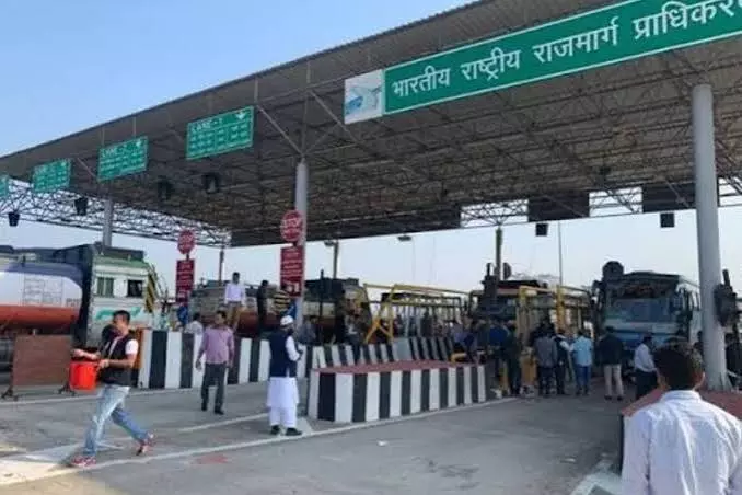 Assam: सोनापुर हादसे में 6 की मौत के बाद भड़का गुस्सा, टोल वसूली रोकी Assam: सोनापुर हादसे में 6 की मौत के बाद भड़का गुस्सा, टोल वसूली रोकी