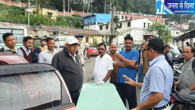 अस्पताल गेट पर बुजुर्ग की मौत व्यवस्था पर उठे सवाल अस्पताल गेट पर बुजुर्ग की मौत व्यवस्था पर उठे सवाल