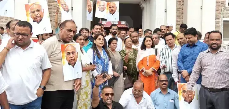 Haridwar: खड़गे के मंच के कथित शुद्धिकरण पर कांग्रेस का आक्रोश, प्रदर्शन कर उठाई कार्रवाई की मांग Haridwar: खड़गे के मंच के कथित शुद्धिकरण पर कांग्रेस का आक्रोश, प्रदर्शन कर उठाई कार्रवाई की मांग