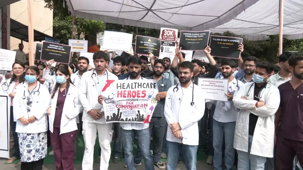 Jammu: जम्मू-कश्मीर में एमबीबीएस-बीडीएस इंटर्न का प्रदर्शन, स्टाइपेंड बढ़ाने की मांग Jammu: जम्मू-कश्मीर में एमबीबीएस-बीडीएस इंटर्न का प्रदर्शन, स्टाइपेंड बढ़ाने की मांग