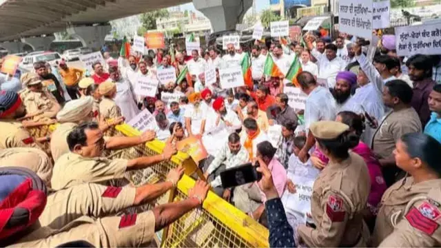 कानून व्यवस्था पर भाजपा का हल्लाबोल कानून व्यवस्था पर भाजपा का हल्लाबोल