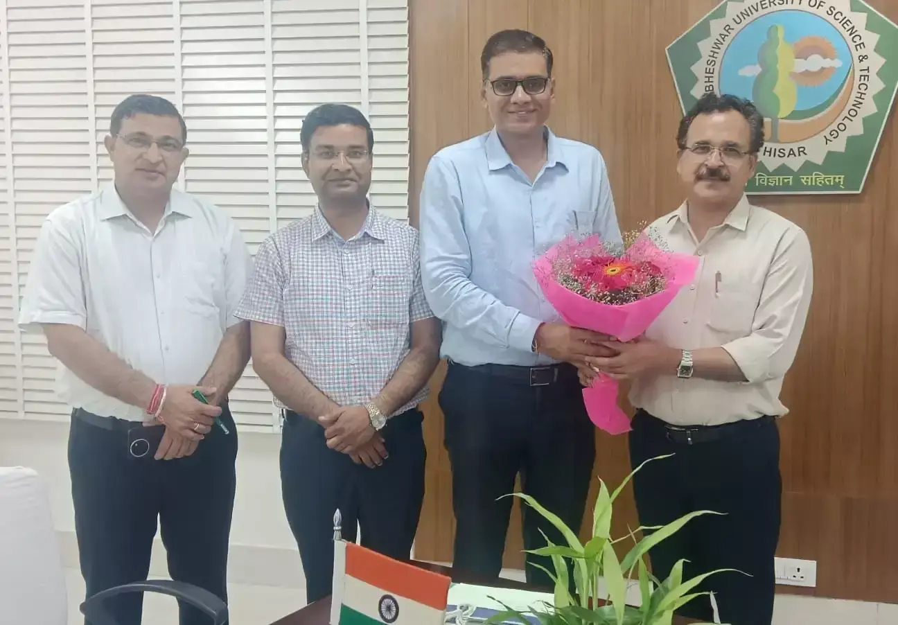 Hisar: काम ही व्यक्तित्व की छुपी प्रतिभा को सामने लाने का माध्यम : प्रो. विजय कुमार Hisar: काम ही व्यक्तित्व की छुपी प्रतिभा को सामने लाने का माध्यम : प्रो. विजय कुमार