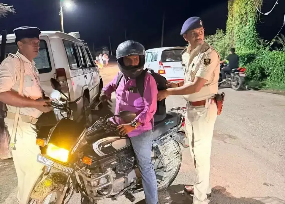 Buxar: बक्सर में शराब तस्करों पर शिकंजा, 17 गिरफ्तार; 61 लीटर से अधिक शराब बरामद Buxar: बक्सर में शराब तस्करों पर शिकंजा, 17 गिरफ्तार; 61 लीटर से अधिक शराब बरामद