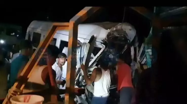 असम: दुर्घटना स्थल पर पहुंचे CM, पीड़ितों को 5 लाख की मदद असम: दुर्घटना स्थल पर पहुंचे CM, पीड़ितों को 5 लाख की मदद