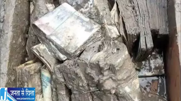 तबाही के बीच बड़ा रेस्क्यू बाढ़ में फंसा कैश और सोना सुरक्षित निकाला गया तबाही के बीच बड़ा रेस्क्यू बाढ़ में फंसा कैश और सोना सुरक्षित निकाला गया