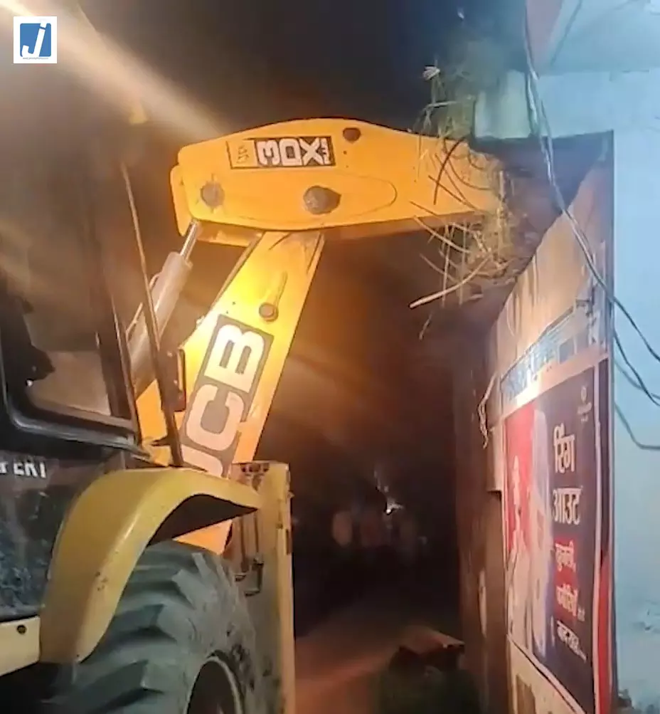 पटाखा फैक्ट्री ब्लास्ट के बाद, आदिल के अवैध गोदाम पर चला बुलडोजर पटाखा फैक्ट्री ब्लास्ट के बाद, आदिल के अवैध गोदाम पर चला बुलडोजर